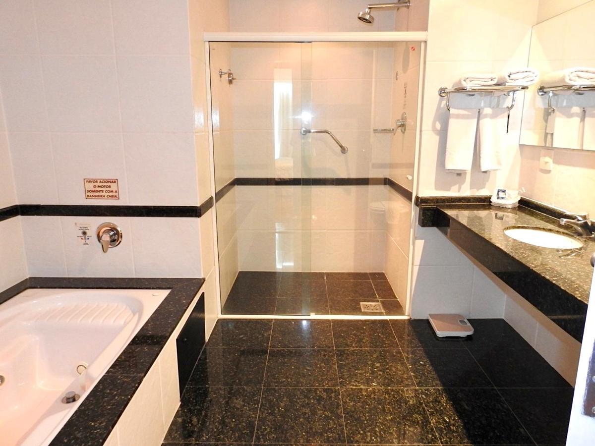 Constantino Hotel E Eventos Juiz de Fora Eksteriør billede A shower cubicle
