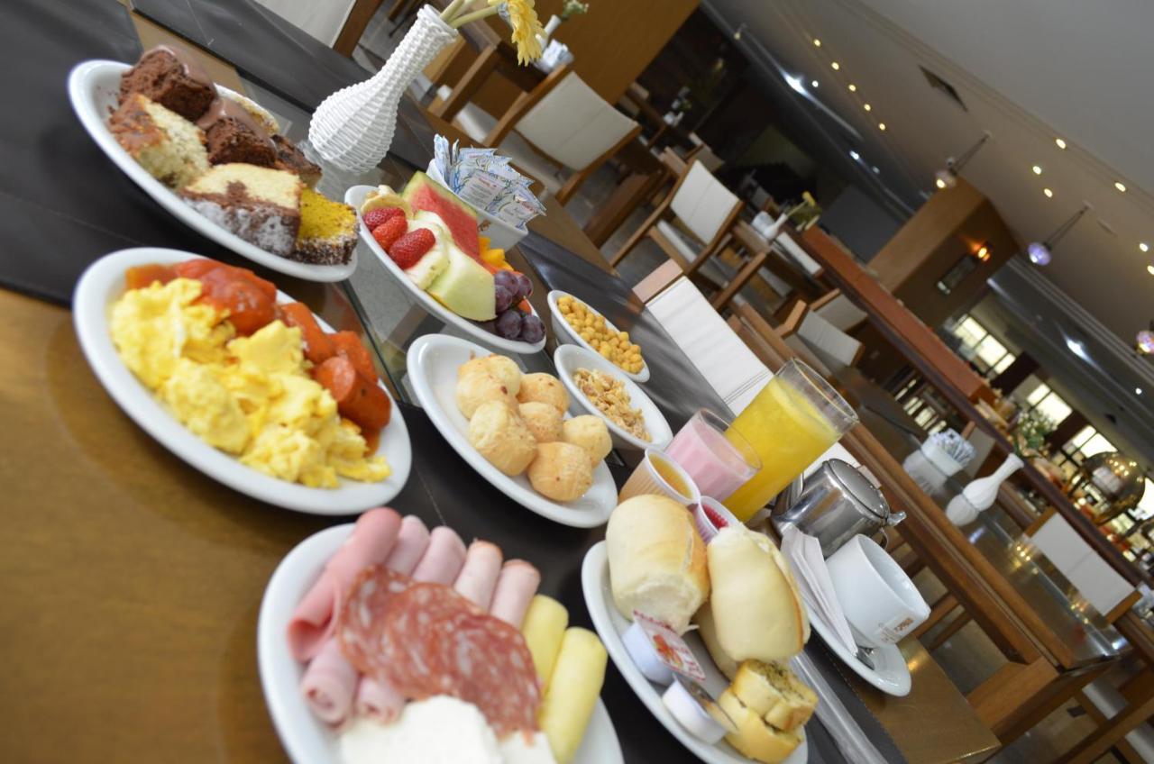 Constantino Hotel E Eventos Juiz de Fora Eksteriør billede A breakfast buffet