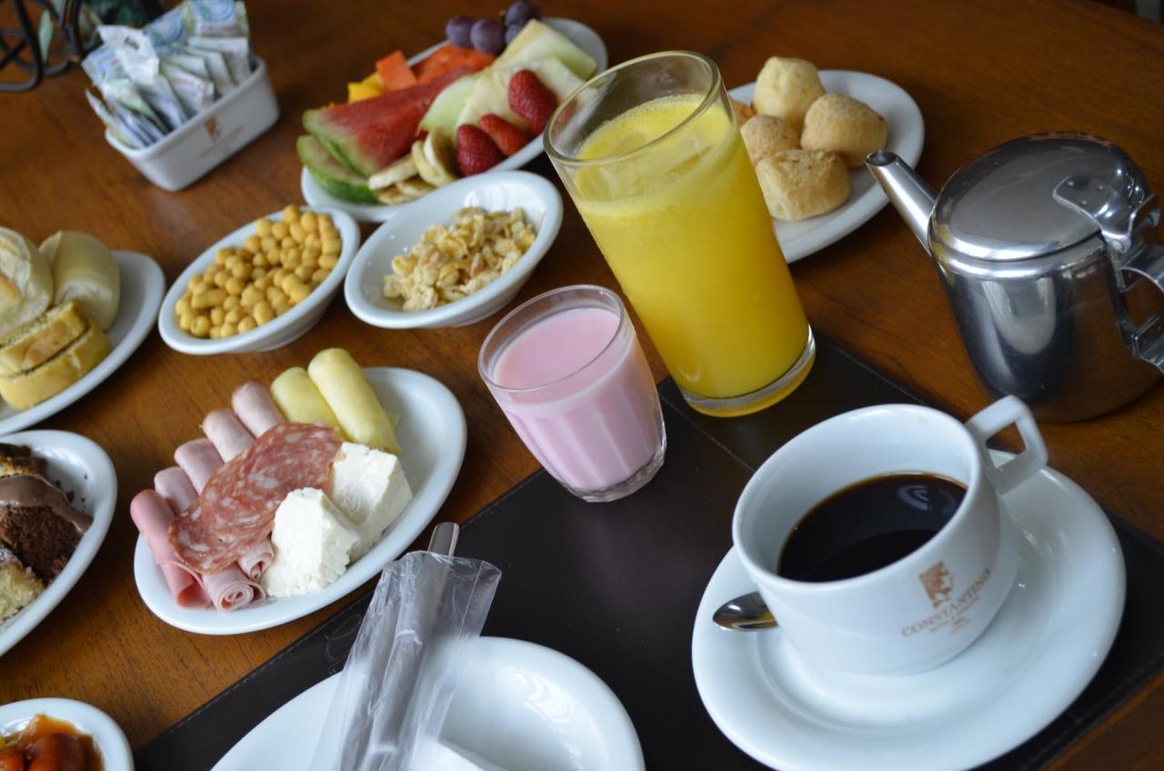 Constantino Hotel E Eventos Juiz de Fora Eksteriør billede A typical breakfast in Brazil