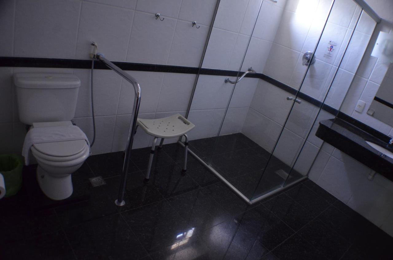 Constantino Hotel E Eventos Juiz de Fora Eksteriør billede Bathroom with a shower seat