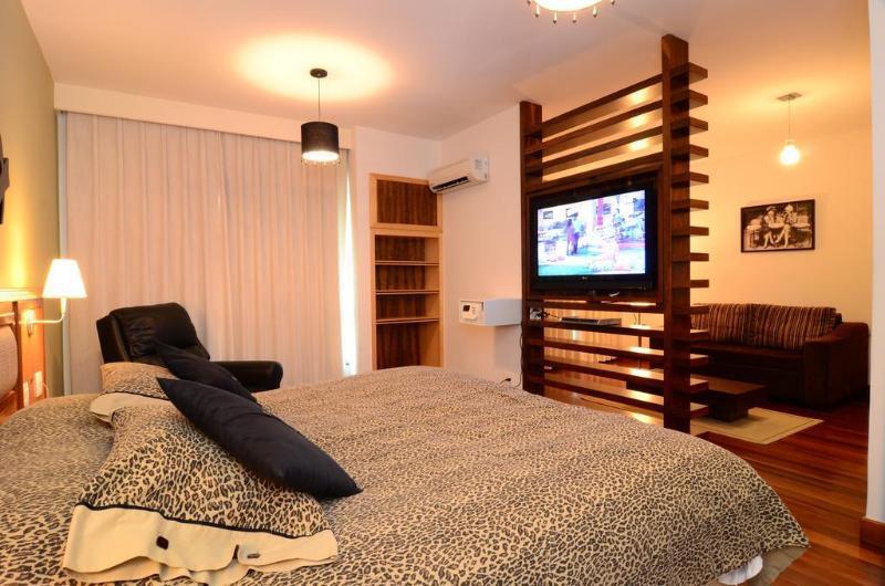 Constantino Hotel E Eventos Juiz de Fora Eksteriør billede A bedroom with a television