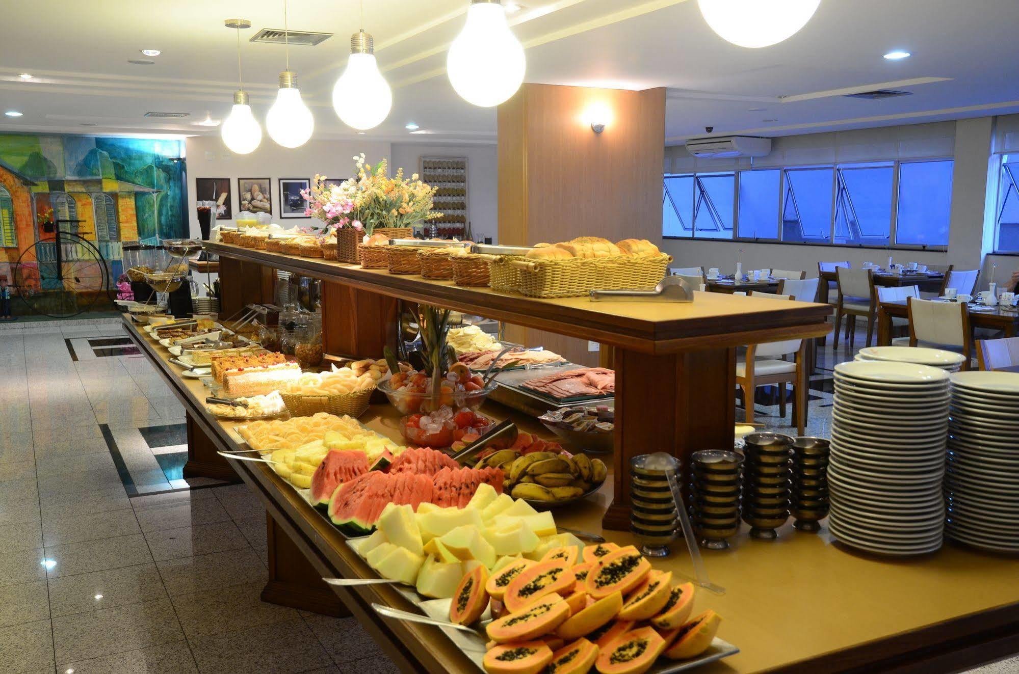 Constantino Hotel E Eventos Juiz de Fora Eksteriør billede A buffet at a hotel